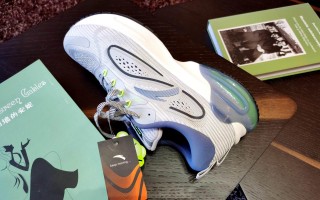 安踏蹦科技 这才是安踏真正实力！三重缓震 + 全掌碳板！网友：赶快发