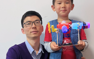 亲子科技作品 亲子教育新潮流，他们巧手玩转“太空陀螺”